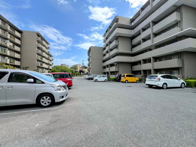 西宮セントポリア２号棟の駐車場