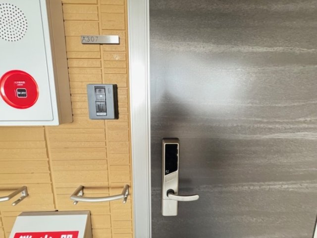 MER行事　A棟の玄関