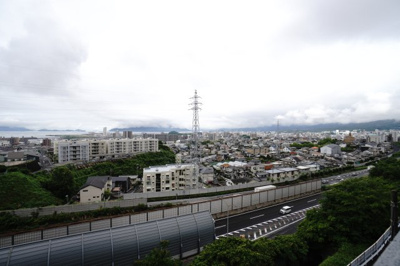 【展望】 | 【上質リノベ】フローレンス井口台ビューステージ | 【四季を感じる】
四季の移ろい・爽やかな青空や風を感じられ
自然を愉しめるパノラマビュー。
毎日の暮らしに余裕を感じさせてくれる、
遮る物の無い開放的な眺望を是非、ご堪能ください。
