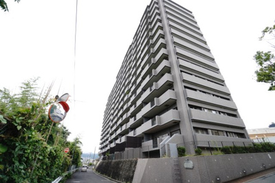 【外観】 | 【上質リノベ】フローレンス井口台ビューステージ | 【耐震性】
耐震性の高さを判断するポイントは、
建築確認申請日が1981年6月1日以降の
新耐震基準に適合しているかどうか。
震度６程度の大地震でも
建物が崩壊しないレベルが基準になりました。