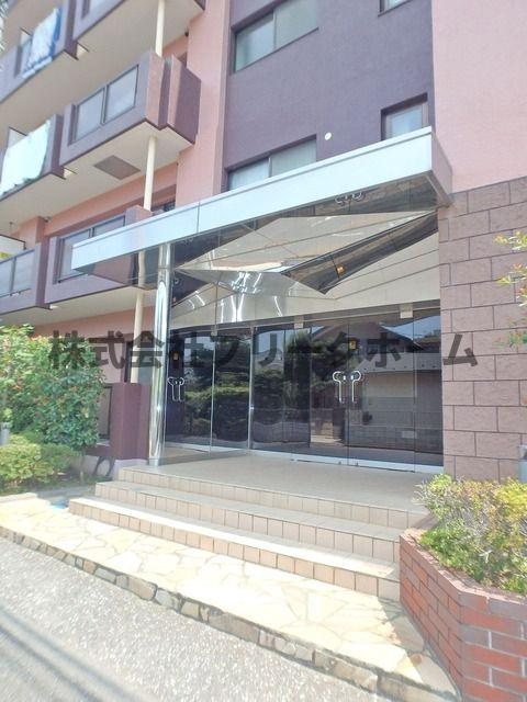 三鷹市下連雀８丁目の賃貸マンションのエントランス