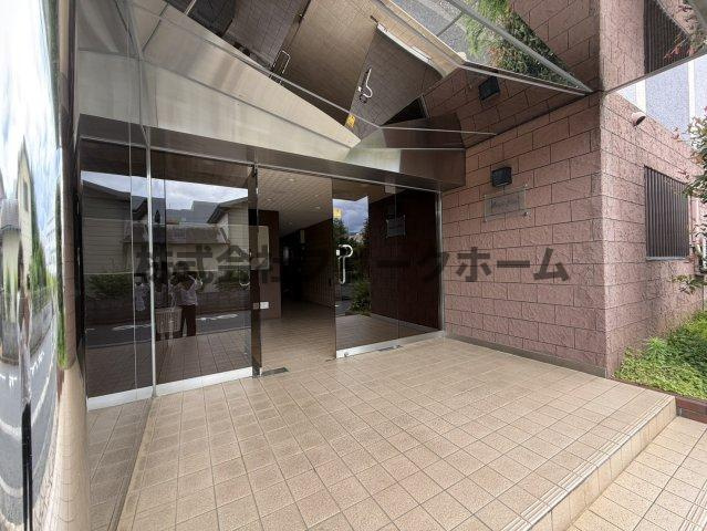 三鷹市下連雀８丁目の賃貸マンションのエントランス