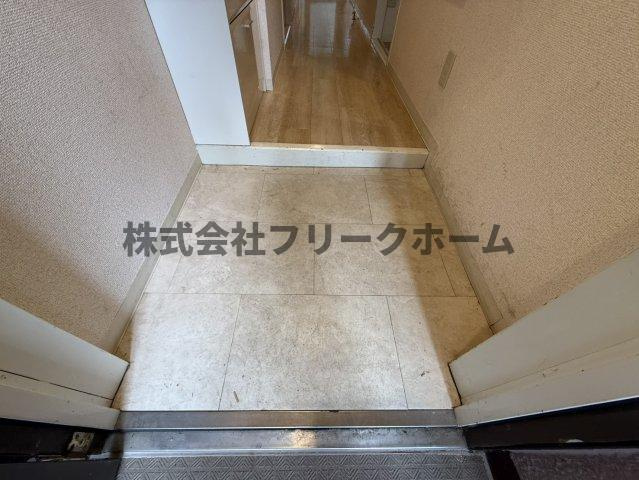 三鷹市下連雀８丁目の賃貸マンションの玄関