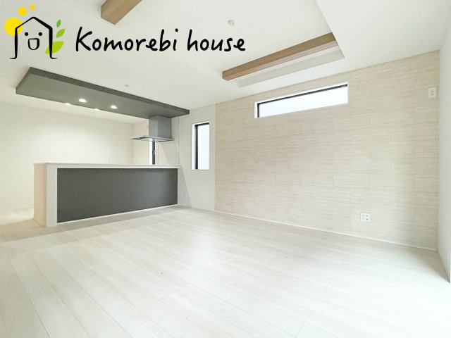 桶川市下日出谷16期　新築一戸建て　グラファーレ　01の居間・リビング|26.5.1撮影済み