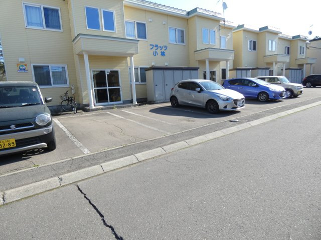 フラッツ小林(稲田)の駐車場