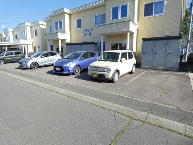 フラッツ小林(稲田)の駐車場