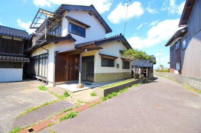 ■□淀江町今津戸建□■の前面道路含む現地写真|前面道路は所有地（私道）と公道より成り立つ前面約1.9～4.0ｍになります。