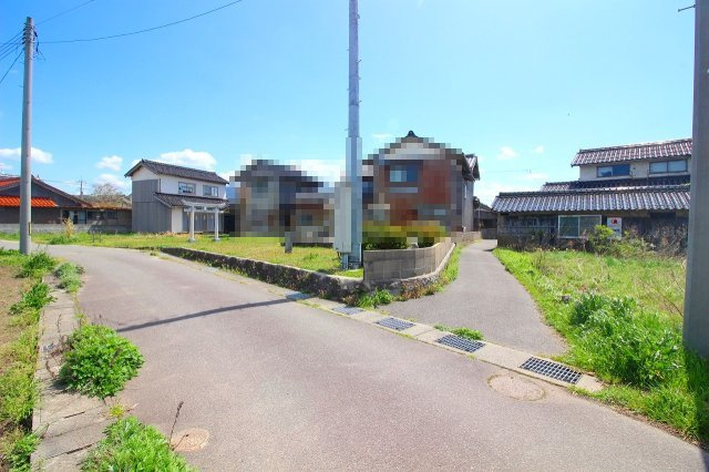 ■□淀江町今津戸建□■の前面道路含む現地写真|対象地への進入路になります。コンパクトカー等でも進入可能になります。