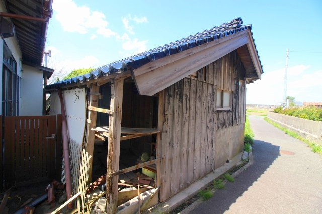 ■□淀江町今津戸建□■のその他|【解体予定建物②】
売主により引渡しまでに敷地内の２棟のみ解体予定になります。
対象建物を解体した場合、前道の通行も広くなり不便差が軽減できます。