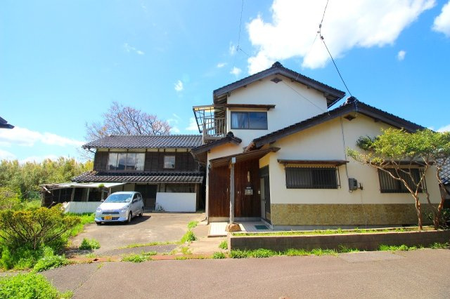 ■□淀江町今津戸建□■の外観|間口もしっかりある敷地になります。前面道路は所有地（私道）と公道より成り立つ前面約1.9～4.0ｍになります。