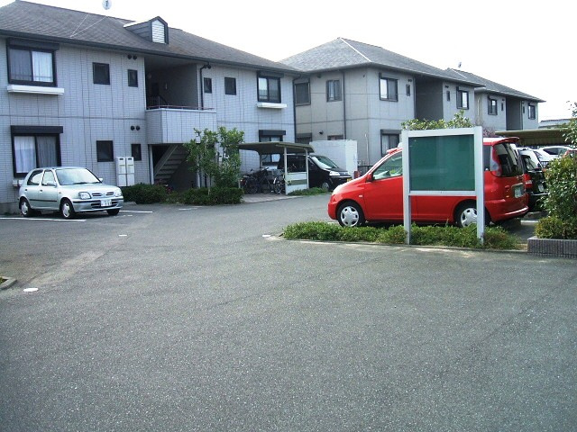 フォンテーヌ宮ノ陣【キャッシュバック対象物件】の駐車場|車をお持ちの方に嬉しい駐車場付きの物件です