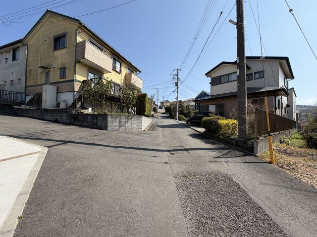 小中高校徒歩圏内　利便の良い玖須美元和田の土地の前面道路含む現地写真