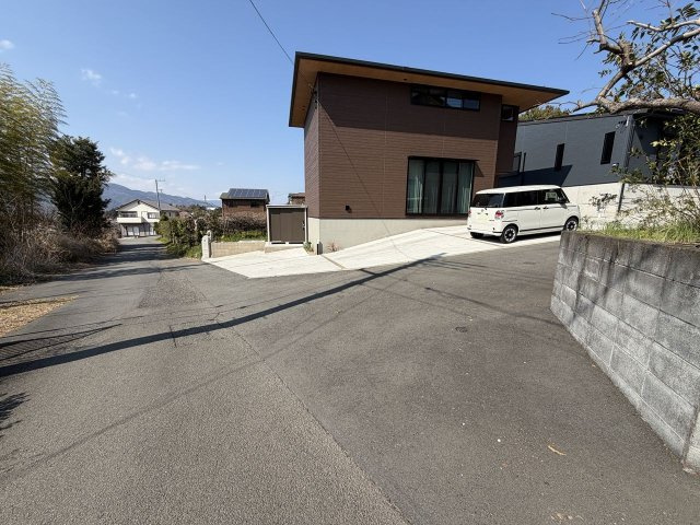 小中高校徒歩圏内　利便の良い玖須美元和田の土地の前面道路含む現地写真