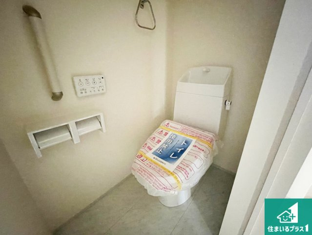 ★木津川市木津南後背　第5期　新築一戸建てのトイレ|1・2階の2ヶ所にあるので、朝の忙しい時間の順番待ちもなく、深夜の利用にも大変便利です。