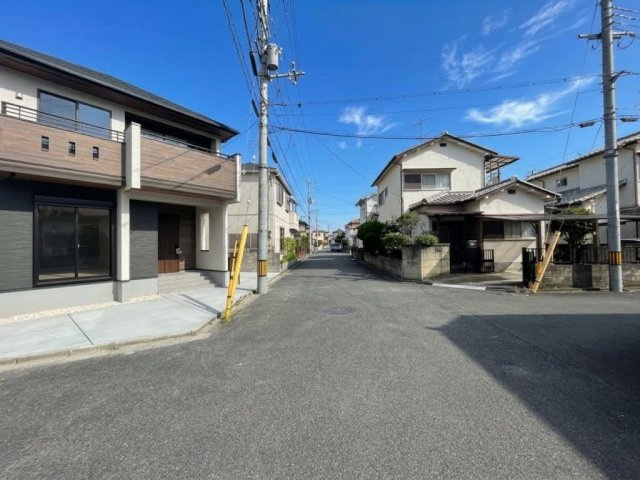 ★26(土)27(日)現地見学可能！★木津川市木津南後背　第5期　限定1邸の前面道路含む現地写真|車通りの少ない前面道路！お子様がいらっしゃるご家族でも安心！