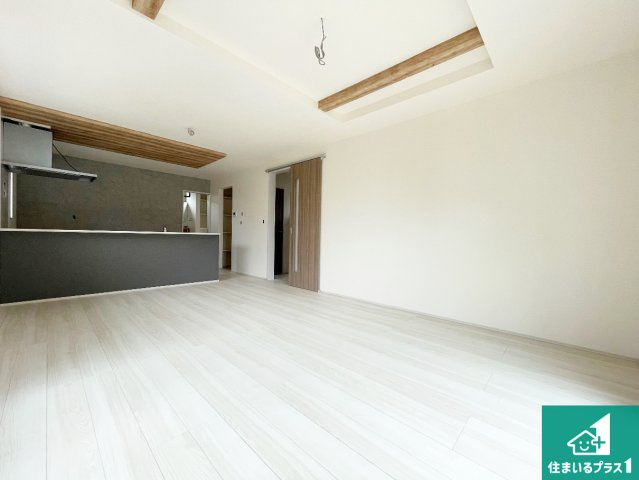 ★3(土)4(日)現地見学可能！★木津川市木津南後背　第5期　限定1邸の居間・リビング|日当たり良好の明るいリビングで朝の目覚めもスッキリできそう！対面キッチンでご家族のコミュニケーションも自然と増える設計！小さなお子様が遊ぶスペースを作っても広々とくつろげるLDK！