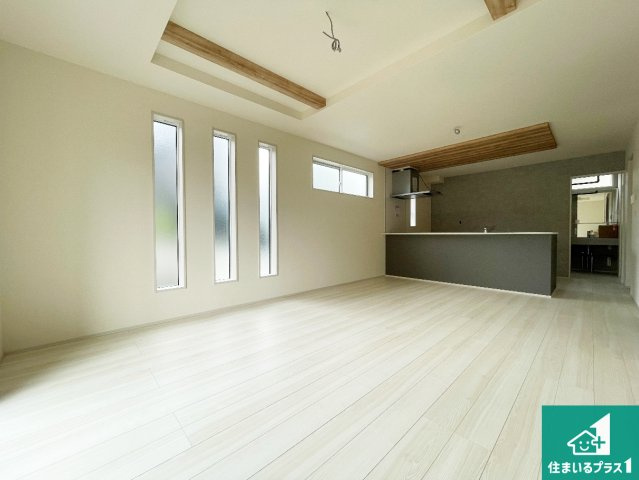 ★木津川市木津南後背　第5期　新築一戸建ての居間・リビング|シンプルなリビングは、観葉植物等のインテリアを楽しめますね！パパ好みにも、ママ好みにも家具次第で雰囲気を変えることができます！