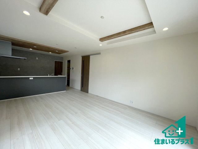 ★3(土)4(日)現地見学可能！★木津川市木津南後背　第5期　限定1邸の居間・リビング|シンプルなリビングは、観葉植物等のインテリアを楽しめますね！パパ好みにも、ママ好みにも家具次第で雰囲気を変えることができます！