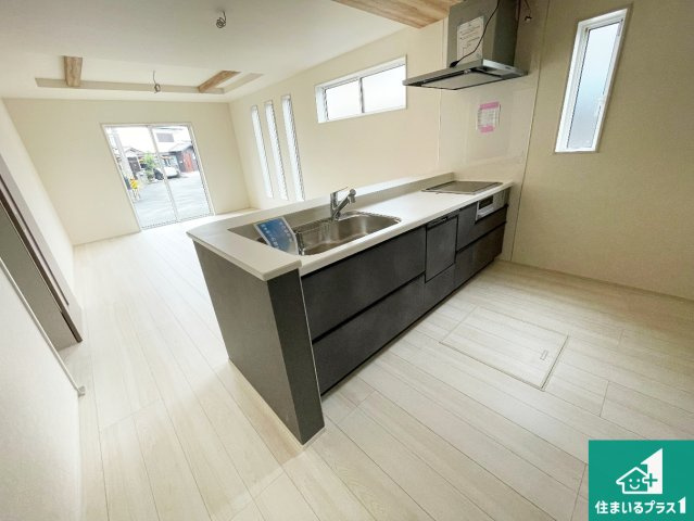 ★木津川市木津南後背　第5期　新築一戸建てのキッチン|リビングと統一感があり、使い勝手のいいキッチン。広々としているので、二人並んで作業が出来ちゃいます。お子様と一緒に色々なお料理に挑戦できるスペースがあります。