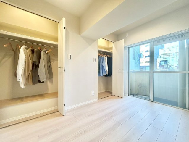 板橋シティハイツの洋室|大きな窓からたっぷりと陽光が注がれる明るい居室。一日の疲れを癒し、時を忘れて過ごせる空間です！

現地ご見学希望・資料請求などお気軽にお問い合わせ下さい！
03-5990-5201