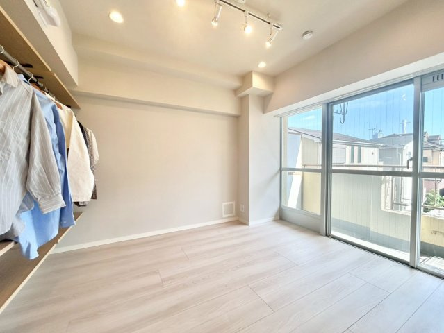 板橋シティハイツの洋室|白を基調としたお部屋は光を反射するため、お部屋が明るく美しく見えますね！

現地ご見学希望・資料請求などお気軽にお問い合わせ下さい！
03-5990-5201