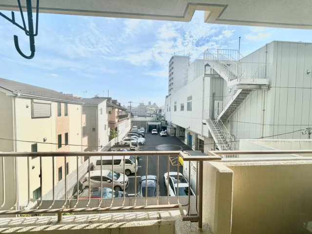板橋シティハイツのバルコニー|大きな空に包まれて、太陽の光をたっぷりと浴びながら過ごす毎日は、自然と家族の笑顔で溢れます。

現地ご見学希望・資料請求などお気軽にお問い合わせ下さい！
03-5990-5201