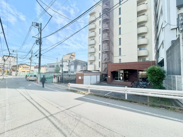 板橋シティハイツの外観|子育てしやすい住環境！教育施設や商業施設も徒歩圏内に充実。

現地ご見学希望・資料請求などお気軽にお問い合わせ下さい！
03-5990-5201