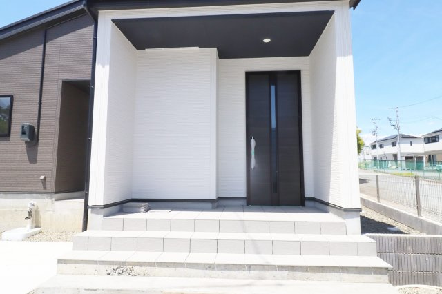郡山市喜久田町字双又　　　５号棟　　　富田小学校、富田中学区の玄関