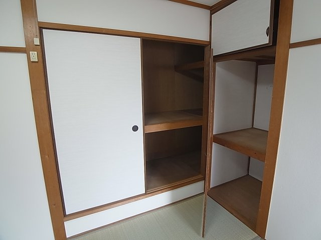 鈴蘭台東町3丁目貸家の収納|収納箇所を豊富に完備