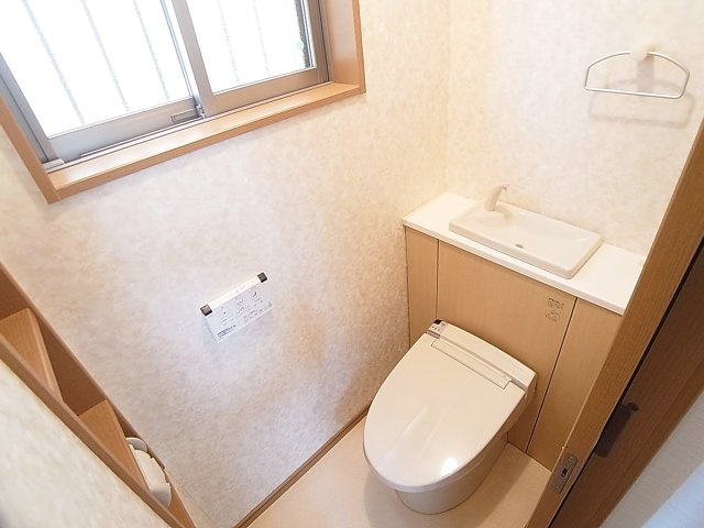 鈴蘭台東町3丁目貸家のトイレ|温水洗浄便座付きトイレ、窓も完備