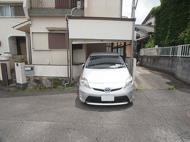 鈴蘭台東町3丁目貸家の駐車場|駐車場、電動になっています。狭いので軽自動車サイズか大型バイク等