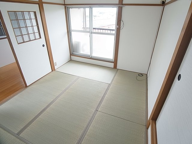 鈴蘭台東町3丁目貸家の設備|窓には雨戸が完備してますので、留守時も安心