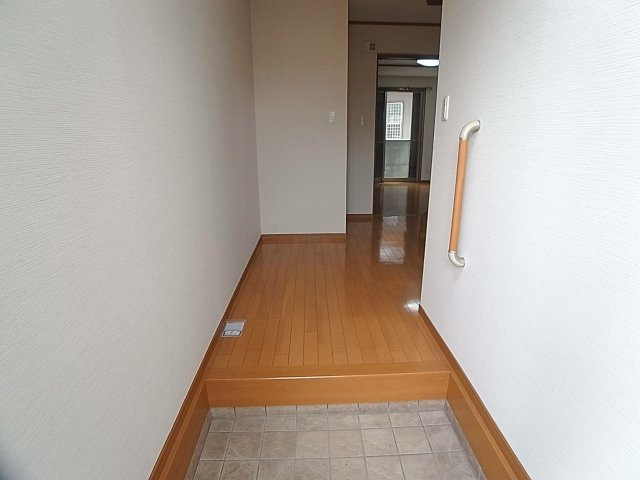 鈴蘭台東町3丁目貸家の玄関|玄関には手すりがついた親切設計