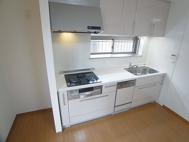 鈴蘭台東町3丁目貸家のキッチン|システムキッチン、3口ガスコンログリル付き