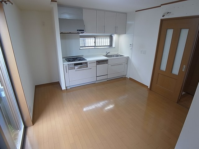 鈴蘭台東町3丁目貸家の居間・リビング|風通し良好、リビングダイニング