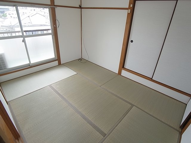 鈴蘭台東町3丁目貸家の内装|窓が多く風通しも良好です