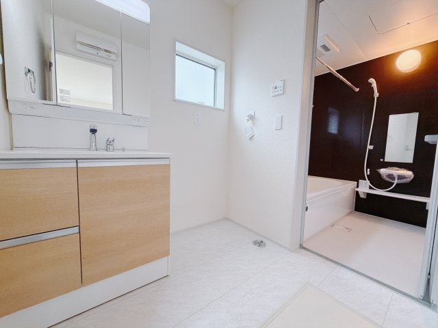 【新築戸建】高崎市町屋町第2　の独立洗面台|■洗面室｜ゆとりのある洗面脱衣室ではお子様と並んで歯磨きもできるので一緒に成長を楽しめます♪ひろびろとした洗面室で、朝の準備も楽しくなります☆.*