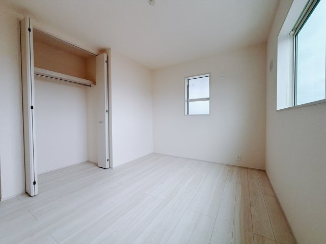 【新築戸建】高崎市町屋町第2　の洋室|■2階洋室｜お子様の一人部屋にピッタリな洋室。木のぬくもりを感じるフローリングは、天然木の味わいが時とともに深みを増していきます。また、傷にも強く、フリーワックスでお手入れもラクラクです♪
