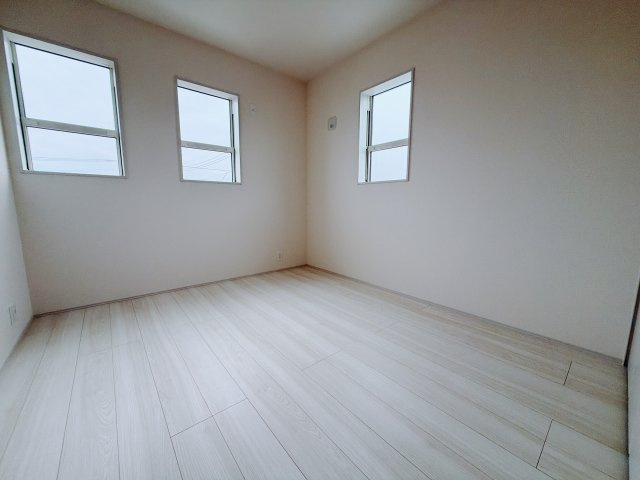 【新築戸建】高崎市町屋町第2　の洋室|■2階洋室｜ナチュラルカラーの床です。模様替えなどとても楽しく工夫できます♪陽当たり、風通しもとても良いので毎日快適な生活スタートです！子供部屋にも良いですね♪