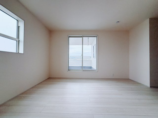 【新築戸建】高崎市町屋町第2　の洋室|■2階洋室｜2階洋室には大きな窓をご用意しています。日中はあたたかな日差し差し込み自分時間も充実できますね＾