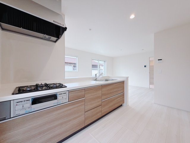 【新築戸建】高崎市町屋町第2　のキッチン|■キッチン｜リビングまでの見通しが良く、家事をしながらでも、お子様の様子を見られるようになっています。お子様がいつもママのそばにいる安心感も生まれます♪