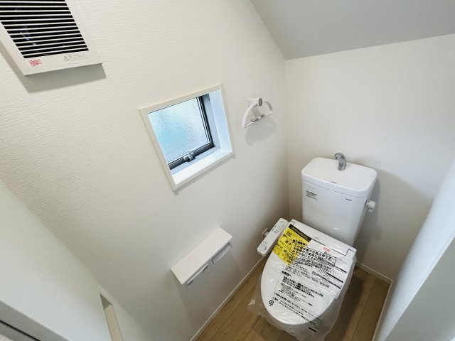 新築　高崎市金古町第17　クレイドルガーデン　１号棟のトイレ|現地写真　節水タイプのウォシュレット付きトイレ、水道料節約に一役買います！
