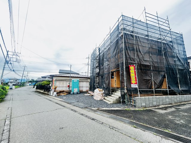 新築　高崎市金古町第17　クレイドルガーデン　１号棟の前面道路含む現地写真|現地写真　南東側接道幅員約5ｍ　北東側接道幅員約4.3ｍ