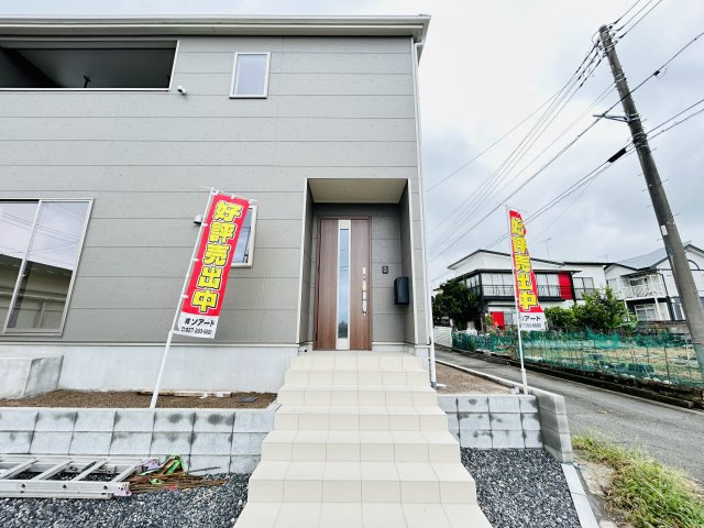 新築　高崎市金古町第17　クレイドルガーデン　１号棟の玄関|現地写真　ポストと一体型のTVモニターホンでセキュリティ安心！
