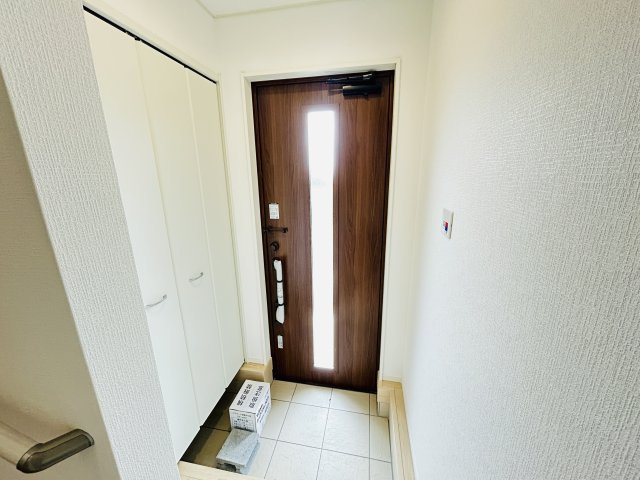 新築　高崎市金古町第17　クレイドルガーデン　１号棟の玄関|現地写真　約３０足収納できる下駄箱は中で段の高さを調節できるのでブーツ等もきっちりしまえます！
