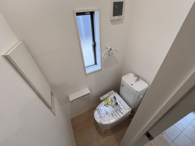 新築　高崎市吉井町小暮第１　クレイドルガーデン　1号棟のトイレ|　節水タイプのウォシュレット付きトイレ、水道料節約に一役買います！
