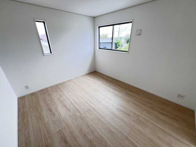 新築　高崎市吉井町小暮第１　クレイドルガーデン　1号棟の洋室|　日当たりと風通しの良い二面採光♪						
					
					
