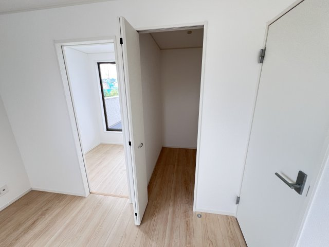 新築　高崎市吉井町小暮第１　クレイドルガーデン　1号棟の収納|　主寝室の大型のウォークインクローゼットは収納ラクラク、お部屋スッキリ♪							
