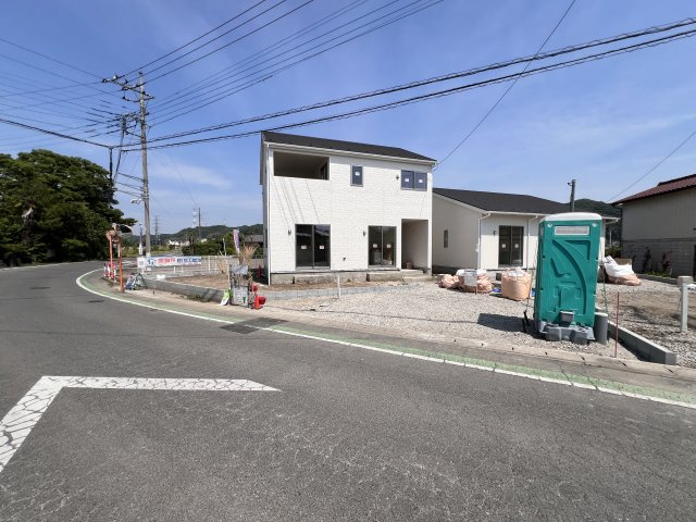 新築　高崎市吉井町小暮第１　クレイドルガーデン　1号棟の前面道路含む現地写真|南側接道幅員約7.1ｍ　北西側接道幅員約4.4ｍ