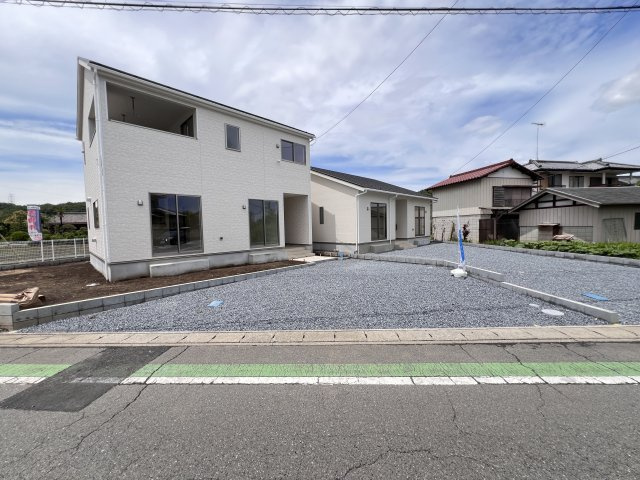 新築　高崎市吉井町小暮第１　クレイドルガーデン　1号棟の駐車場|　駐車スペースは並列2台分可能です！
